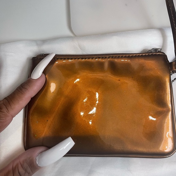 COACH SHINY BROWN WRISTLET. - Picture 8 of 8